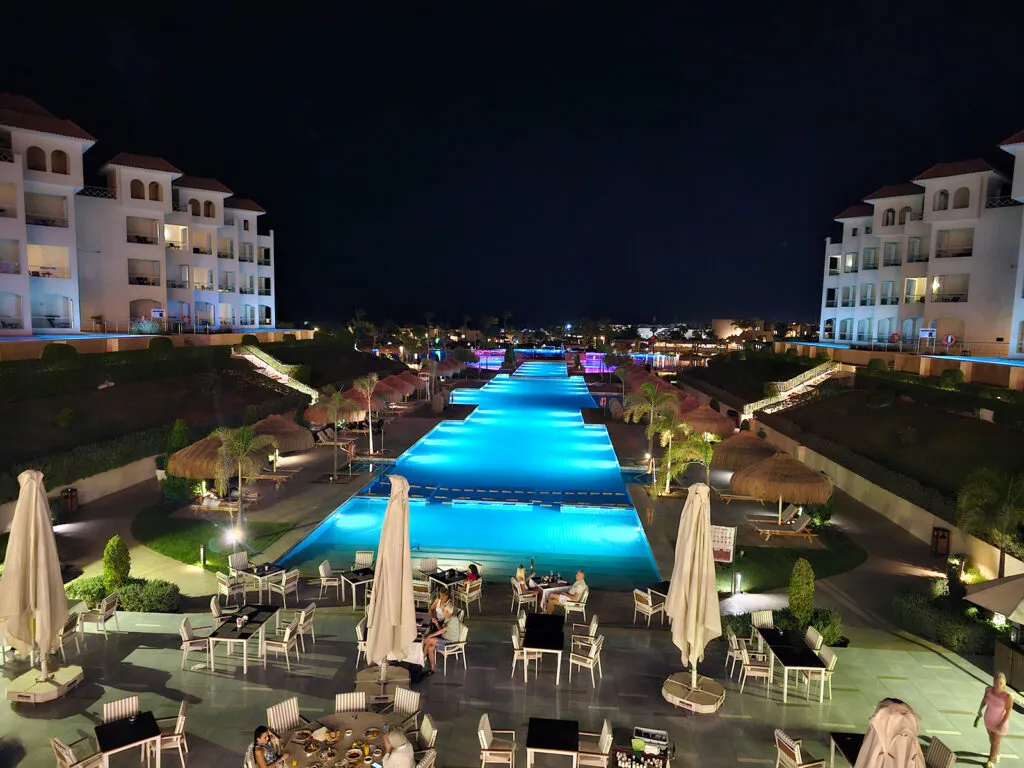 nocny widok z tarasu głównego hotelu Xanadu Makadi Bay na podświetlane baseny
