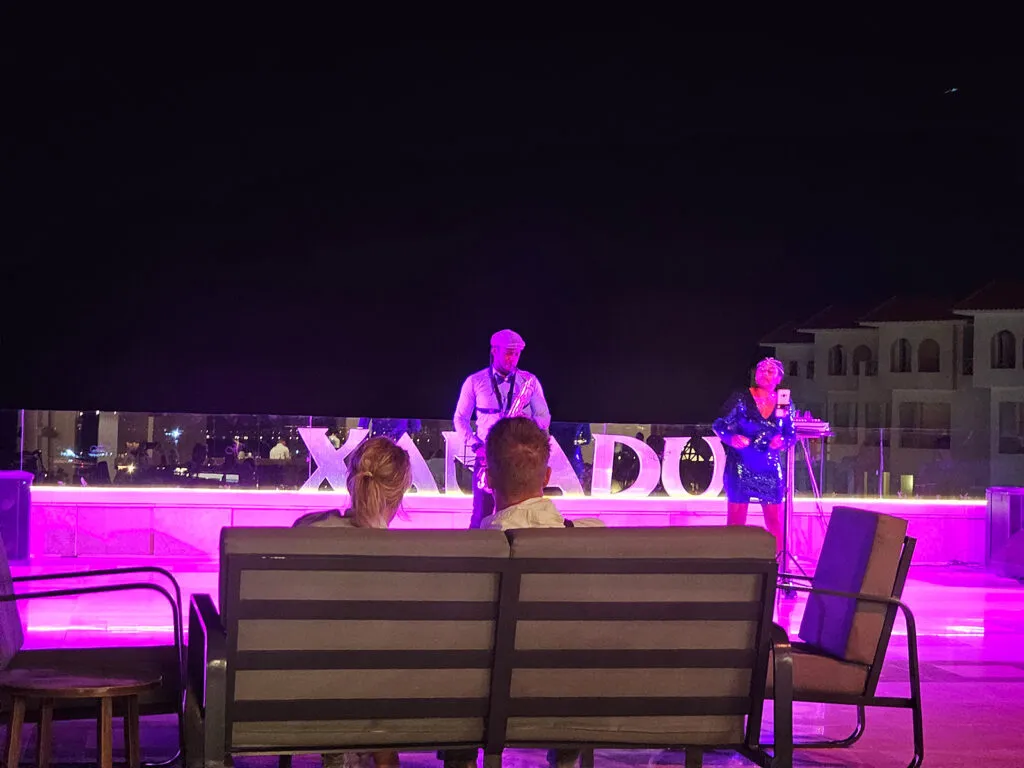 wieczorny koncert na górnym tarasie hotelu Xanadu Makadi Bay