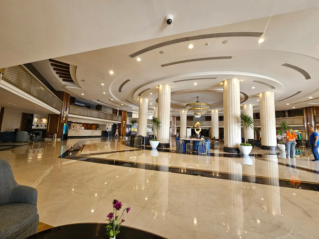 główny hol hotelu Xanadu Makadi Bay w tle recepcja