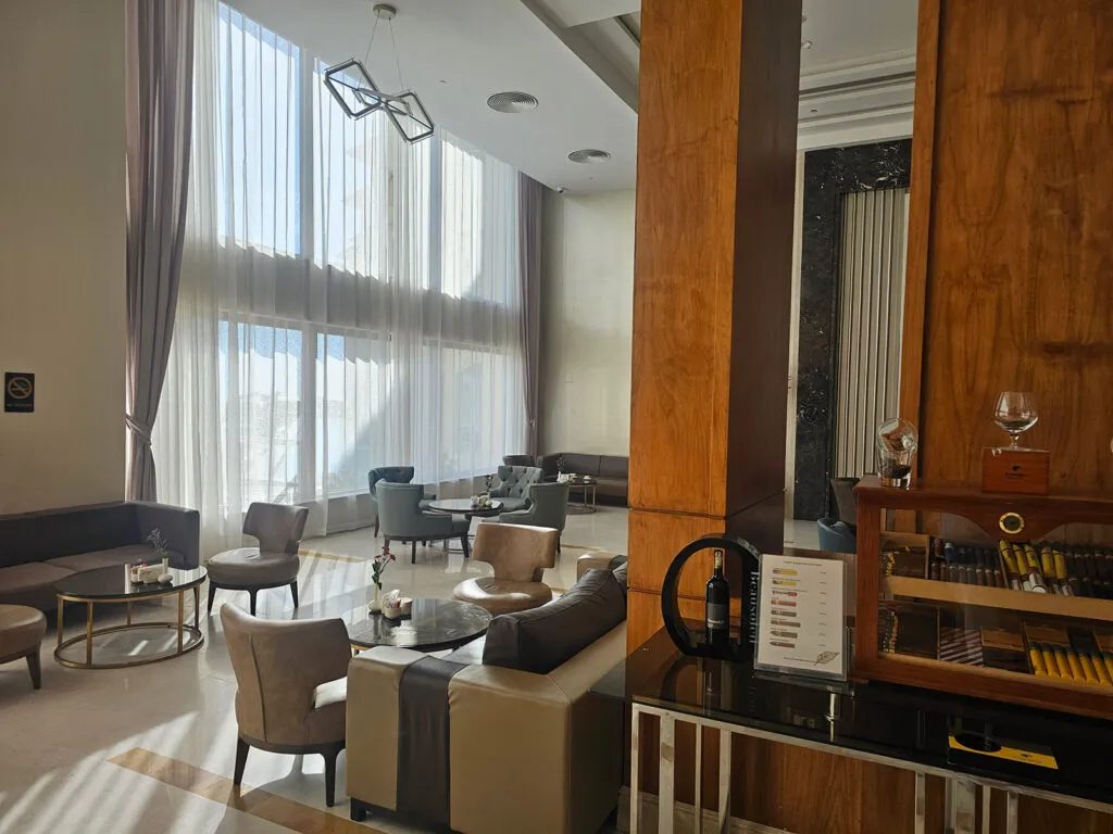 wnętrze jednej z wielu kawiarni w hotelu Xanadu Makadi Bay w Hurgadzie