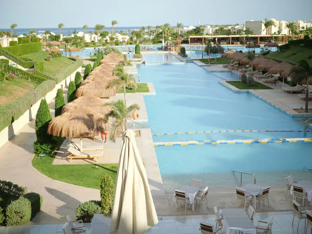 widok z głównego tarasu na baseny w hotelu Xanadu Makadi Bay w Hurgadzie