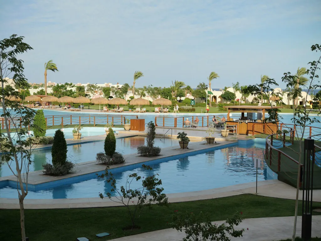 widok na baseny w hotelu Xanadu Makadi Bay w Hurgadzie