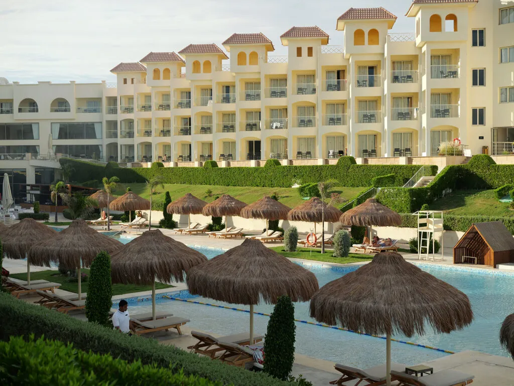 widok na baseny w hotelu Xanadu Makadi Bay w Hurgadzie oraz jeden z budynków hotelu