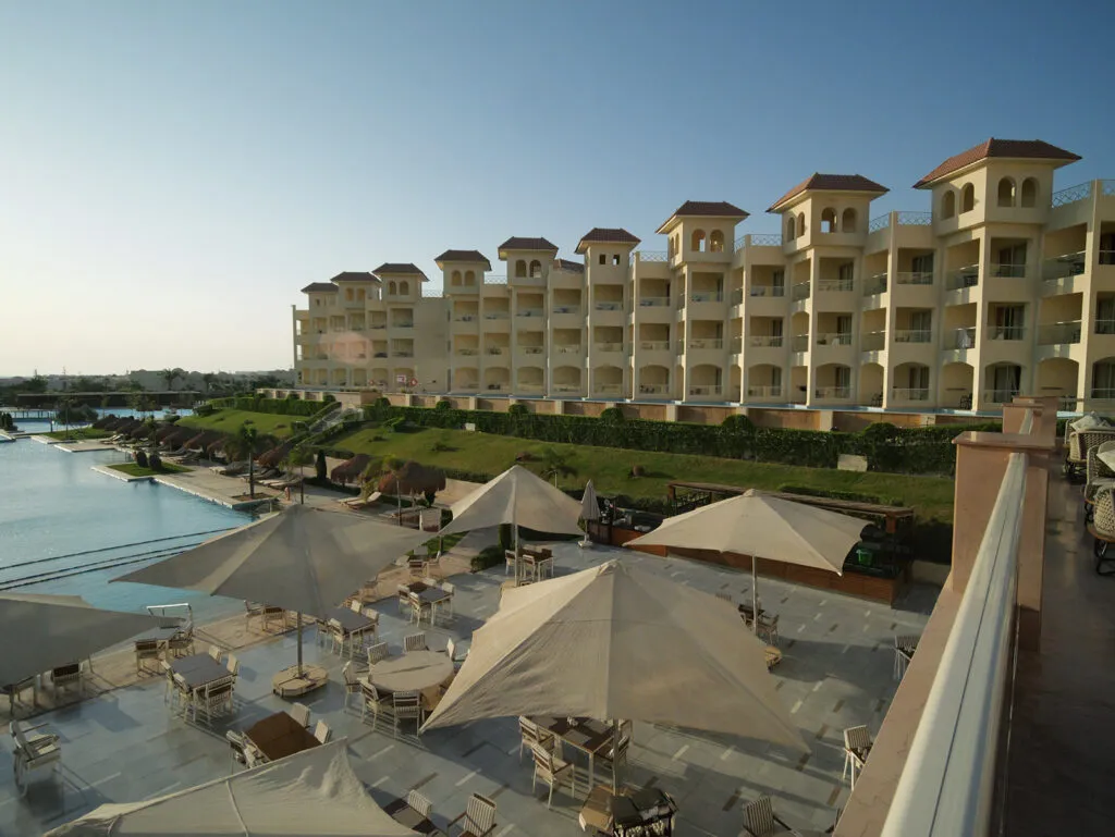 widok na basen i pokoje w hotelu Xanadu Makadi Bay w Hurgadzie