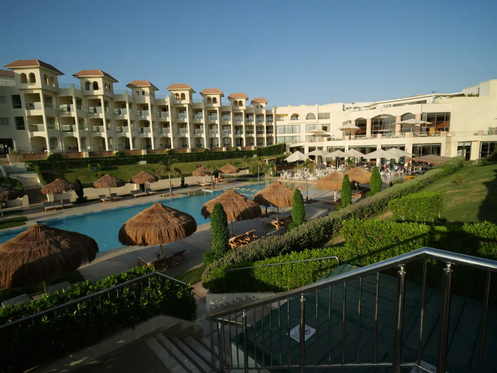 widok na basen i pokoje w hotelu Xanadu Makadi Bay w Hurgadzie