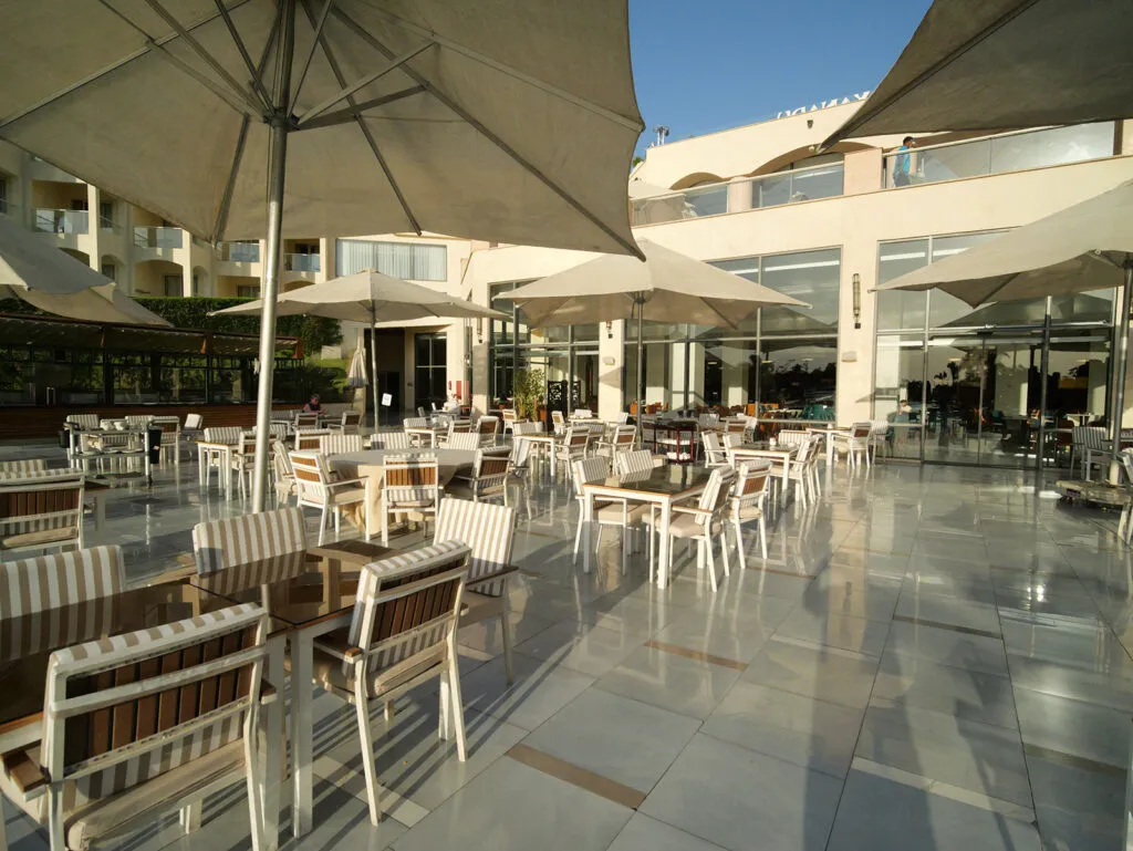 stoliki ustawione na zewnątrz głównej restauracji w hotelu Xanadu Makadi Bay w Hurgadzie