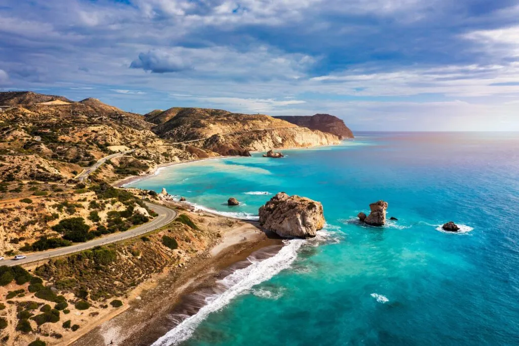 Skała Afrodyty (Petra tou Romiou) w turkusowej zatoce na południowym wybrzeżu Cypru