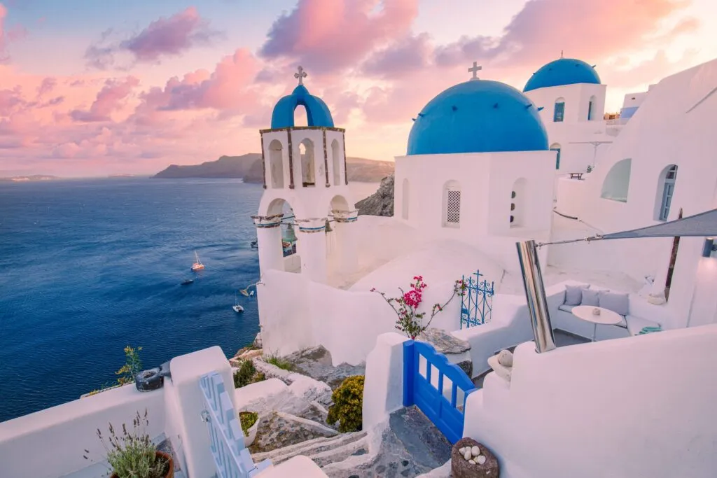białe domy i niebieskie kopuły na Santorini