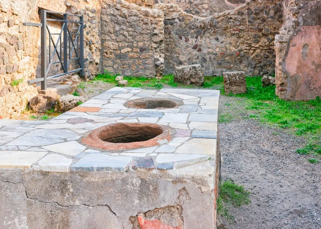 kamienna lada thermopolium z wpuszczonymi naczyniami w Pompejach
