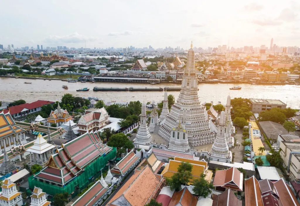 świątynia Wat Arun nad rzeką w Bangkoku