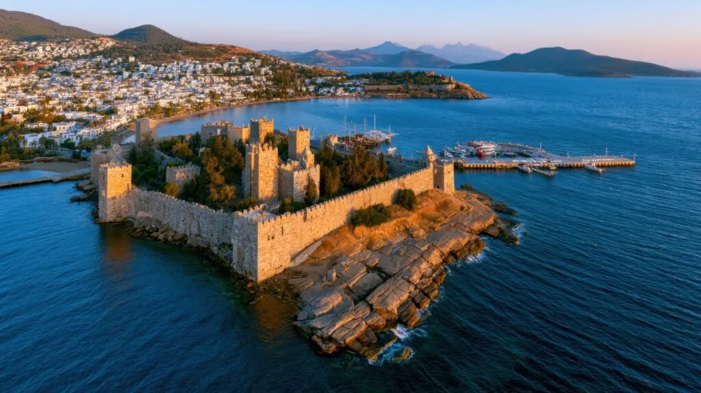 zamek św. Piotra w Bodrum na cyplu nad zatoką, widok z lotu ptaka