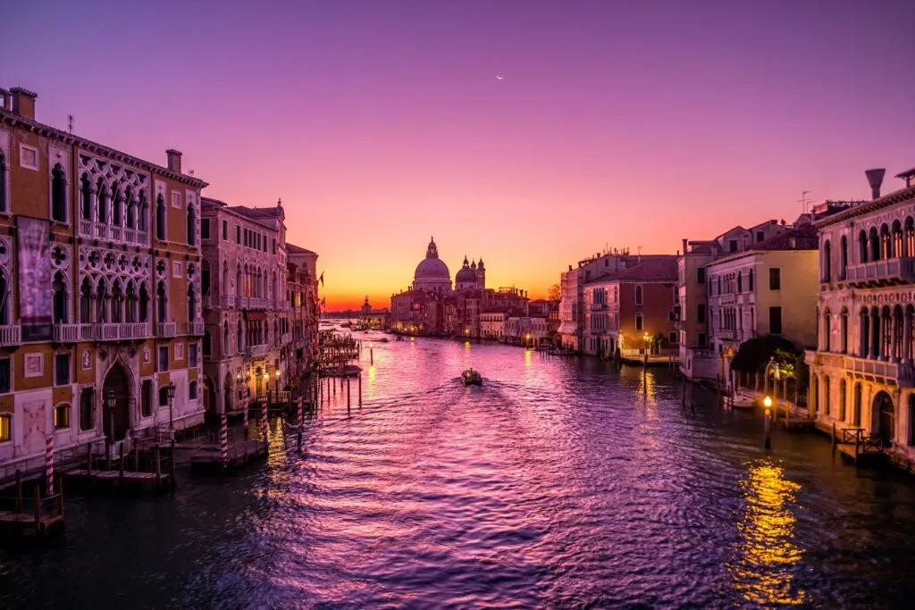 Canal Grande w Wenecji o zachodzie słońca z kopułą bazyliki Santa Maria della Salute