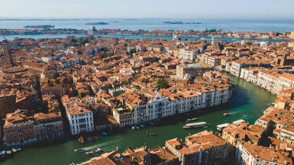 Wenecja z lotu ptaka – czerwone dachy, pałace i zakole Canal Grande z łodziami