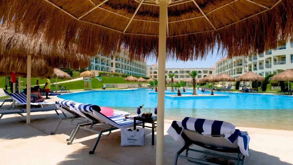 widok na basen oraz budynek główny hotelu Xanadu Makadi Bay