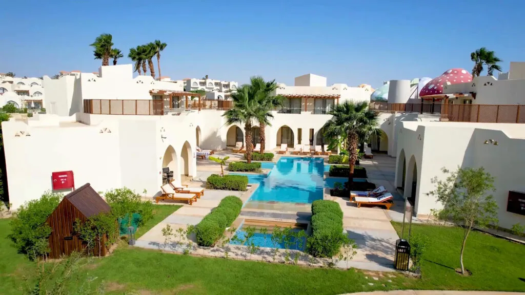 pokoje hotelowe typu lagoon z prywatnym basenem w hotelu Xanadu Makadi Bay w Hurgadzie