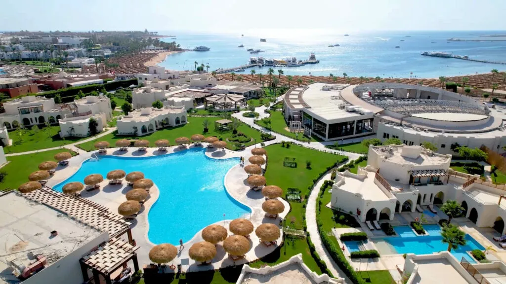 widok na baseny i domy lagoon w hotelu Xanadu Makadi Bay w Hurgadzie